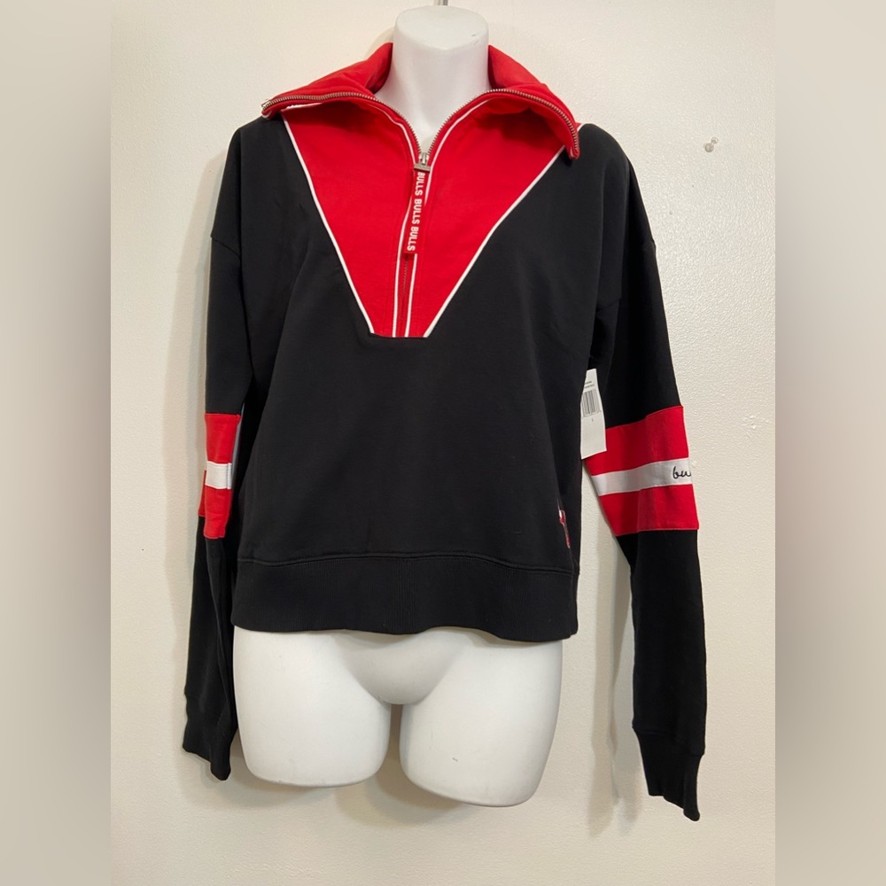 NWT Erin Andrew's WEAR BULLS Womens size SMALL PULLOVER Sweatshirt